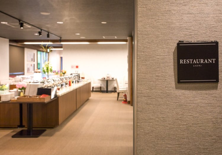 RESTAURANT入口とビュッフェカウンター。多彩な料理をご提供いただく料理担当のお仕事