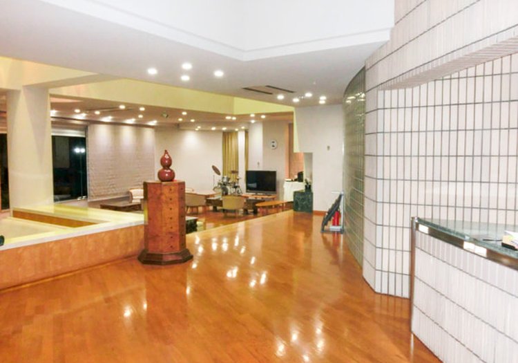 光沢床のモダンなロビー。落ち着いた空間で料理をお召し上がりいただく宿のお仕事