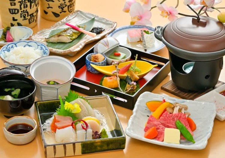 和懐石の料理。刺身・煮物・小鍋など季節の味わいをご提供いただく料理担当のお仕事