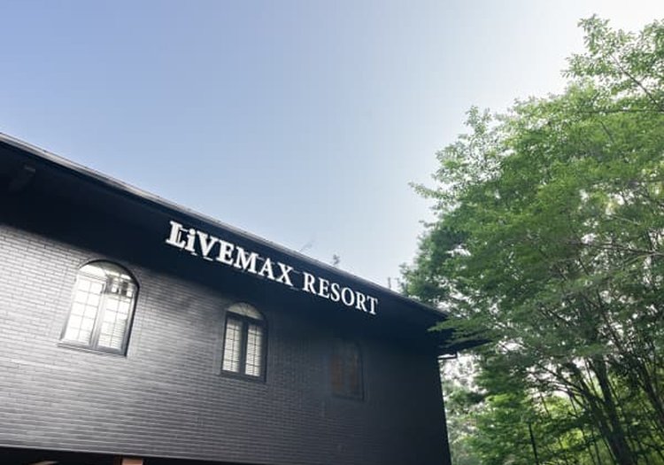 黒い外観と緑の対比が美しい別棟入口。閑静な温泉宿の佇まいで料理を担当いただきます