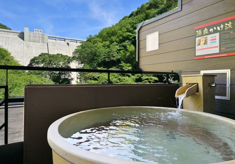 ダムを望む客室付き露天風呂。源泉かけ流しの贅沢な一時を演出する宿のお仕事です