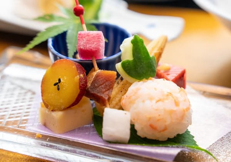 前菜の盛り合わせ。俵むすびや季節の味わいを彩り良く仕上げる繊細な調理のお仕事です