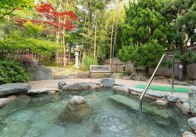 もみじが彩る屋外露天風呂。竹塀と石風呂が織りなす和の湯処を持つ宿のお仕事です