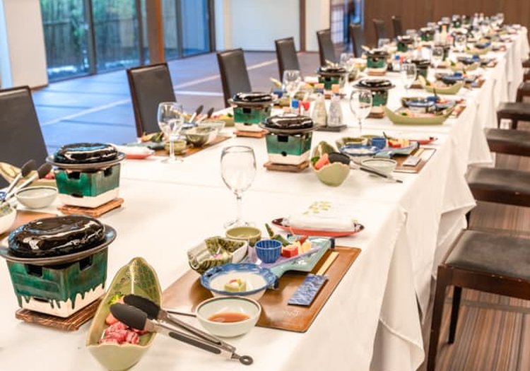 宴会場での会席セッティング。小鍋を備えた贅沢な料理コースをご提供いただくお仕事