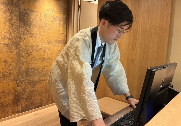 予約サイトの管理などの事務業務です。フロント運営を裏側からしっかりと支えます