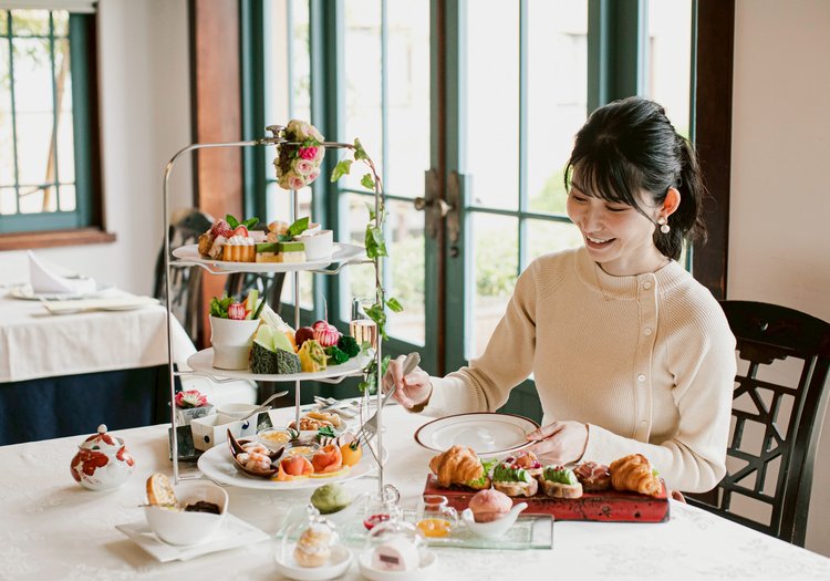 光が差し込む明るいレストランで、会席やアフタヌーンティーをお客様にご提供します。