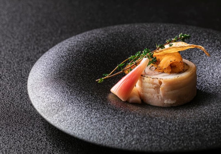 素材の味を引き立てたこだわりの一品。和食の技が光るお料理を提供します。