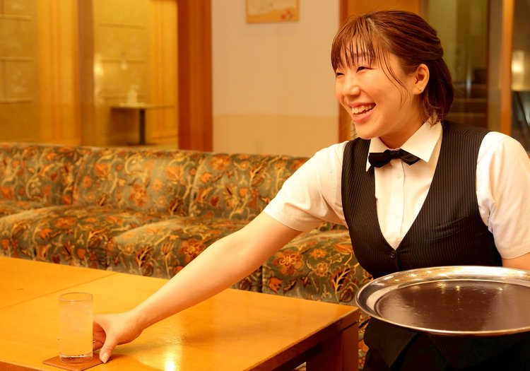 レストランでの配膳が中心。お客様のもとへ料理をお届けする接客のお仕事です。