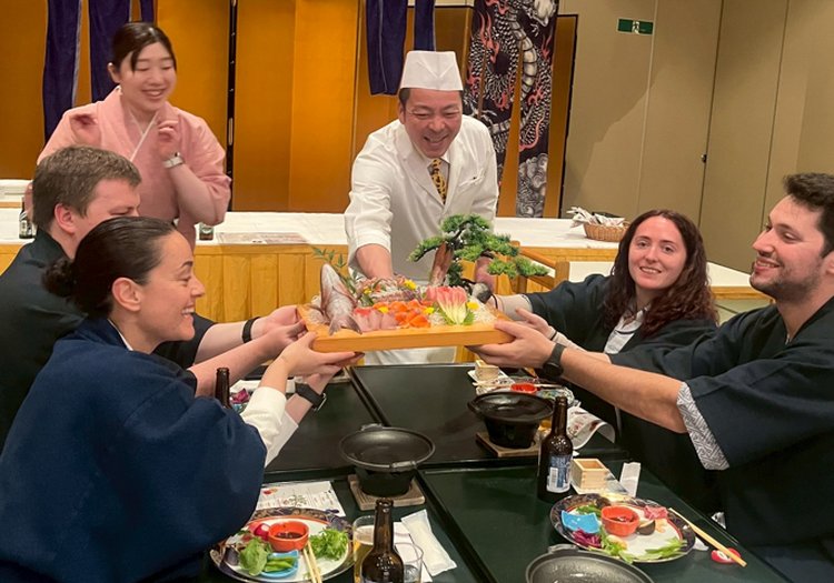 宴会場でお食事を楽しむお客様。料理の準備や提供、片付けまでを担当していただきます。