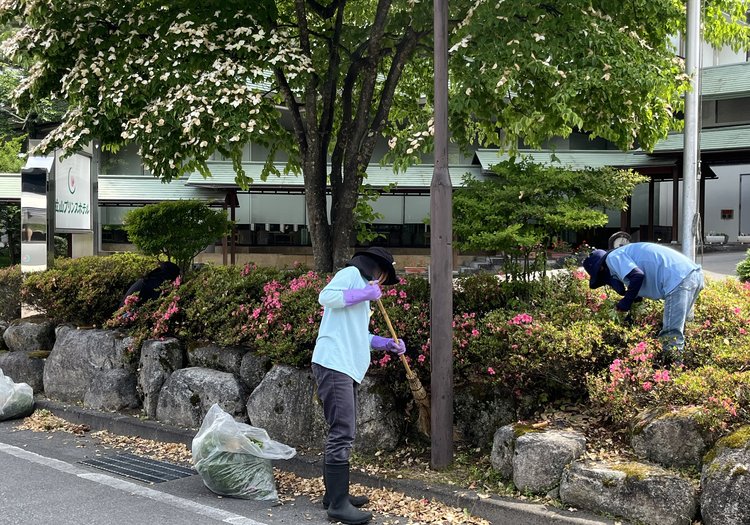 館外の清掃や草むしり、植栽の手入れなどもチームで協力しながら行っています。