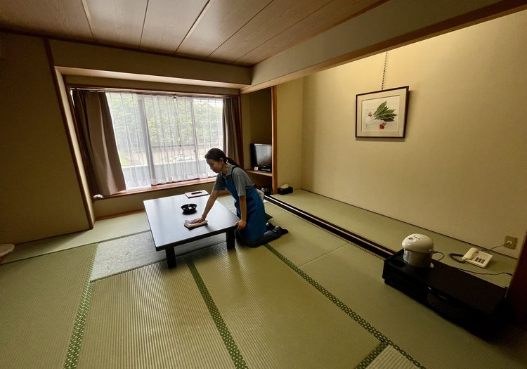 ベッドを備えた和洋室も担当します。お客様が気持ちよく過ごせる空間に整えます。
