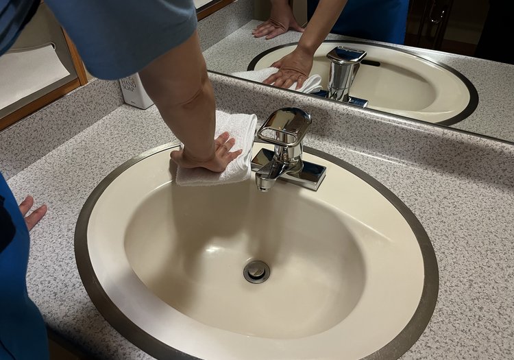 洗面まわりの清掃の様子。水まわりもきめ細かく、ていねいに仕上げていきます。