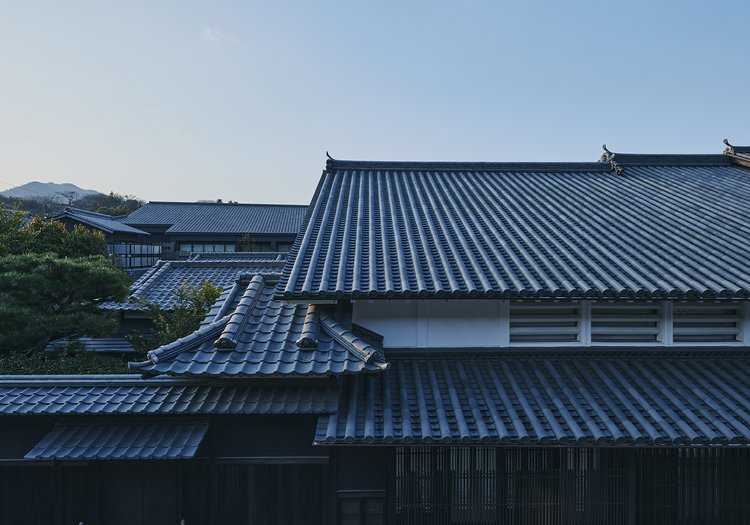 瓦屋根が連なる伝統的な佇まい。歴史ある建物を生かした宿で働けます