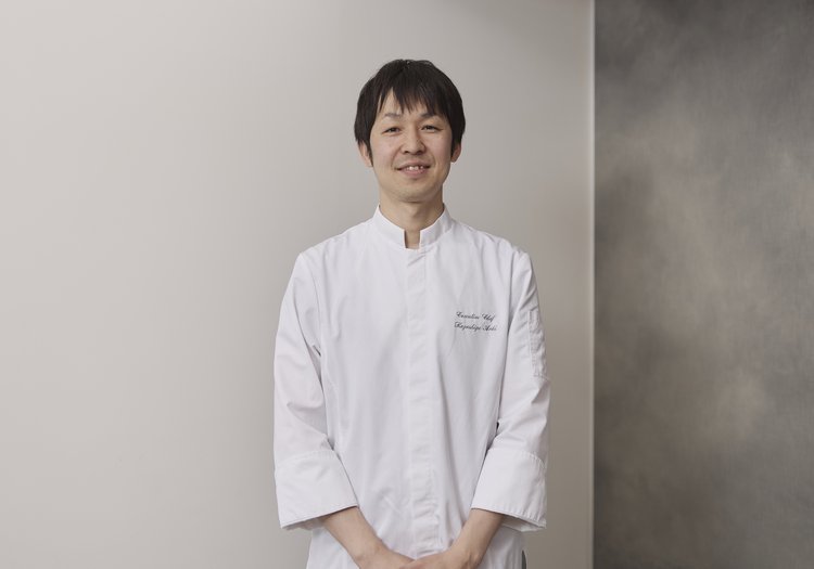 厨房を率いる総料理長。イタリアンとフレンチ双方に通じた料理人のもとで学べる環境です