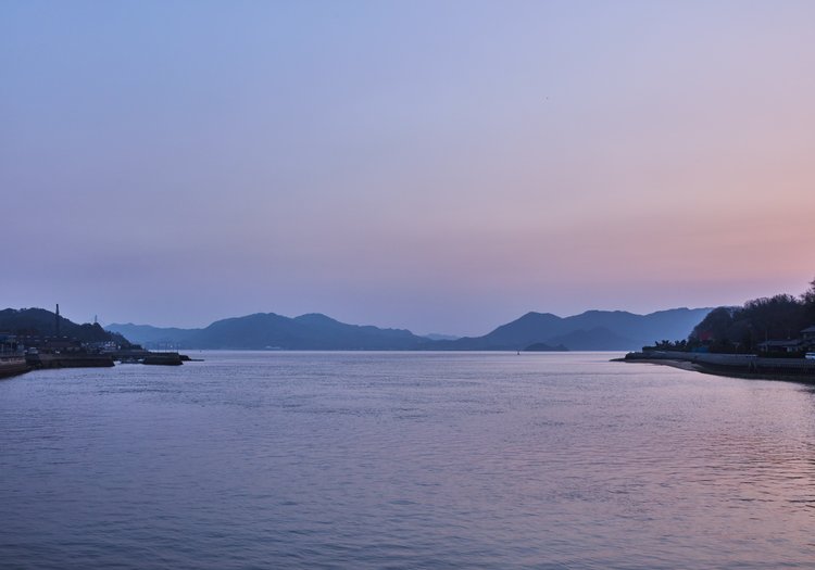 宿の周辺に広がる瀬戸内海の夕景。島影を望みながら、穏やかな島の時間が流れていきます