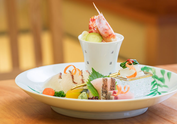 新鮮な魚介を使ったお造りなど、繊細で美しい日本料理の盛り付けを手がけます。