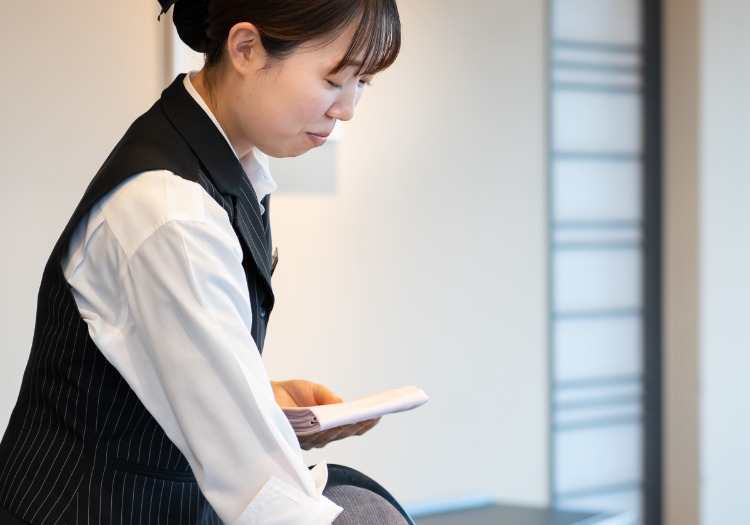 落ち着いた和の設えの店内で、お客様一人ひとりへのおもてなしを大切にしています。