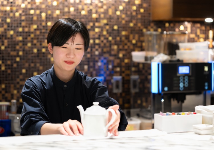 ドリンクの準備からテーブルサービスまで、心を込めた丁寧な接客を心がけています。