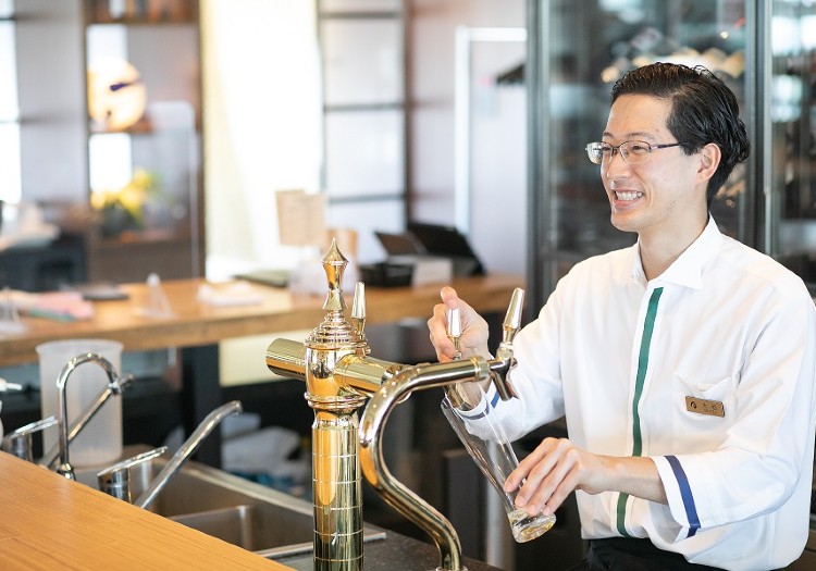 ビールやドリンクの提供もお任せ。一杯を丁寧に注ぎ、お客様へお届けします。