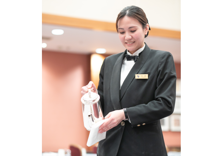 宴会場でのドリンクサービスなど、細やかな心配りとおもてなしが活きる仕事です。