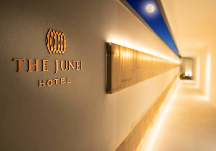グローバルな高評価を得た「おもてなしのノウハウ」をお伝えします 当社は、全8室の「THE JUNEI HOTEL 京都 御所西」、全11室の「THE JUNEI HOTEL 京都」という2つの地域密着型スモールラグジュアリーホテルを運営。両ホテルともに世界中からお越しになるお客様を魅了するため、日本らしさ・京都らしさにこだわり、幅広い旅行プランをご提案しています。1年後、5年後、10年後もふとした瞬間に思い出す”光”のような感動的な体験のご提供を目指した結果、グローバルな高評価を獲得。そのおもてなしのノウハウは、スタッフの皆さんに惜しみなくお伝えいたします。