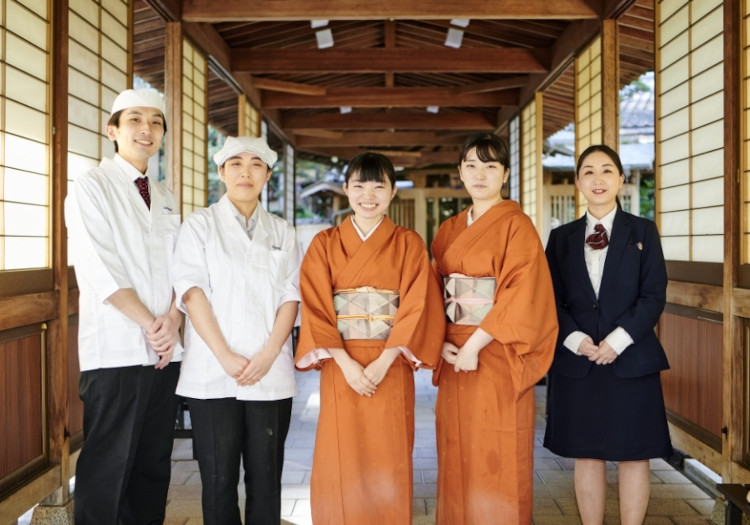 風通しの良さも自慢！各々の意見やアイデアが反映されやすい環境 月光園では10代～60代の幅広い年齢層のスタッフが活躍しています。各々が意見を言い出し合い、みんなで考えた意見やアイデアに挑戦していく風通しのいい環境です。例えば、現在動画サイトにて公開中の「360度カメラを使って館内の様子を発信する」というアイデアはもともと若手スタッフの案！自分達でいい旅館を作っていこうという考えのもと、年次を問わずそれぞれの話に対して真剣に耳を傾けるスタッフばかりです。あなたにも思ったことや月光園をさらに盛り上げるいいアイデアがあれば、気兼ねなく聞かせてくださいね。