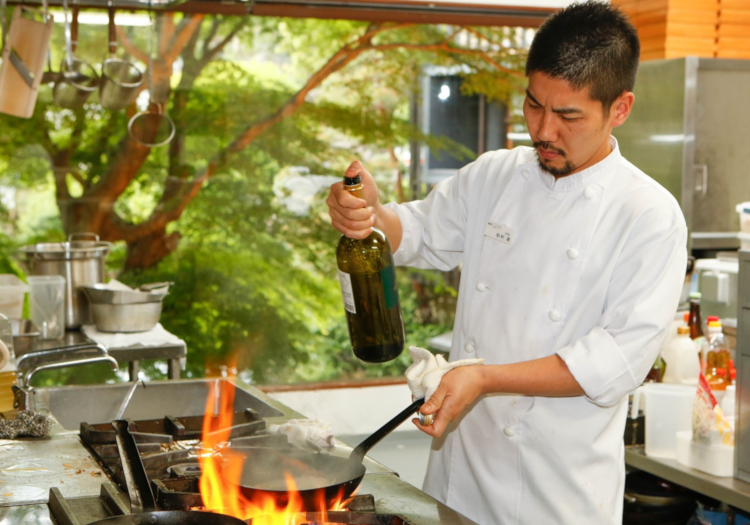 「料理自慢」の宿で、自信をもってお料理を提供できる喜び。 「オーベルジュ湯楽」は、食事をメインにした宿泊施設（＝オーベルジュ）です。何と言っても目玉は料理の数々。地元の提携農家から直接仕入れた有機野菜、近海で揚がった新鮮な魚介類を、シェフの技術とインスピレーションによってイタリアンと和食の技術と食材を融合させたメニューをコースとしてご提供しています。さまざまなレストランで腕を磨いたシェフ・松村氏のもとで一から技術を学び、一流の料理人を目指したい！という方や、レベルの高い環境でレストランサービスを極めたい、というも大歓迎。ぜひご応募ください。