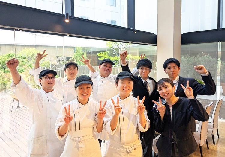 個人店やベンチャー企業のように、話し合って決めて、すぐ形にできる職場 私たちが大切にしているのは、新しい取り組みを柔軟に取り入れ、従業員の意見を尊重することです。個人店やベンチャー企業のように、やりたいことを従業員同士で話し合い、実現していける環境です。宿泊・料飲・調理の3つのセクションがありますが、壁を越えて相談しやすく、時には雑談を交わすこともある和やかな職場です。働きやすさの改善も全員で進めており、ITツールの導入による業務効率化、希望休の申請、柔軟なシフト調整にも取り組んでいます。ONEチームでホテル全体を盛り上げていける仲間をお待ちしています。
