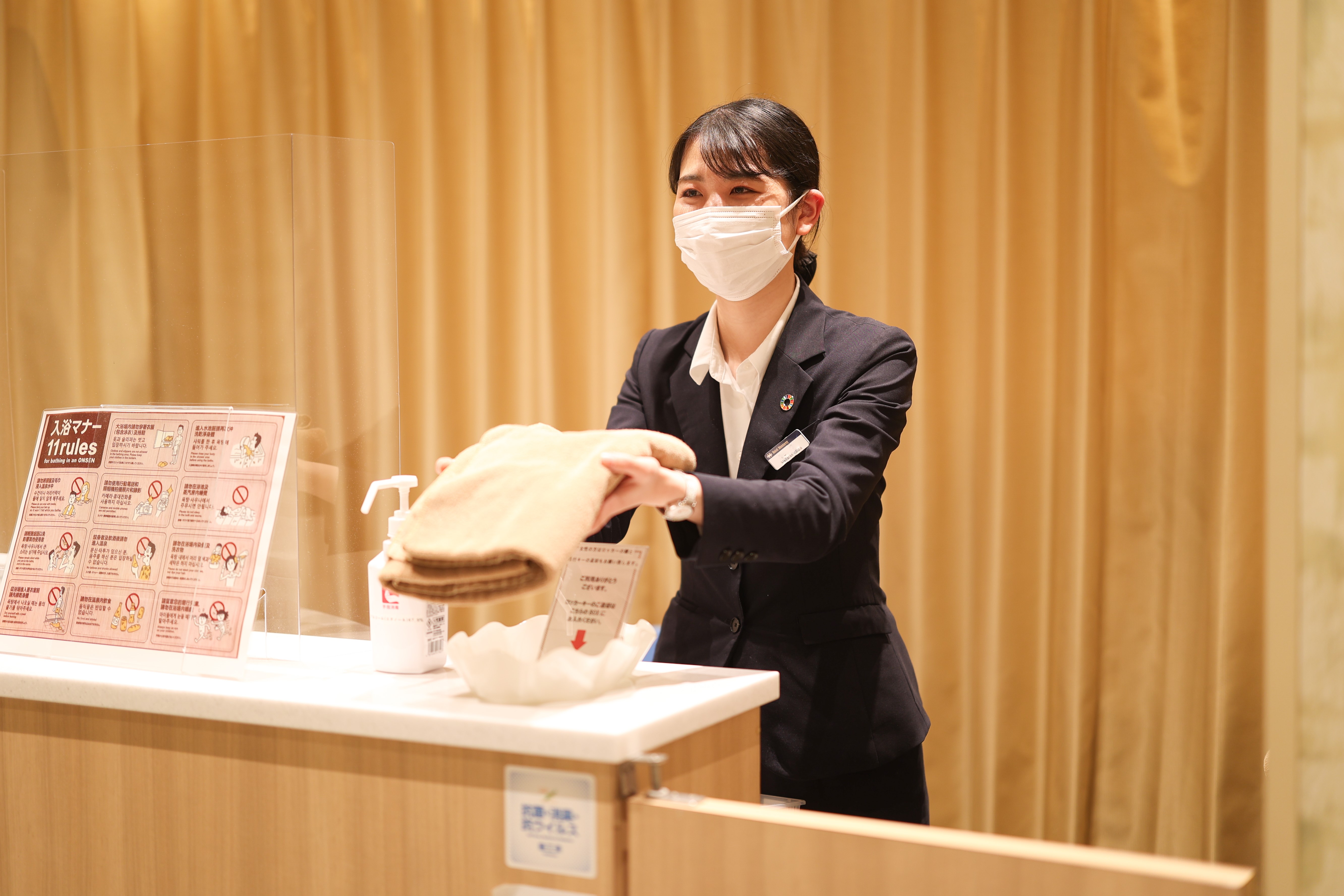 上質なおもてなしを目指すために、就業環境を整えています 上質な空間で上質な体験の提供を目指す私たちですが、サービスを提供する従業員のことも大切に考えており、職場環境の整備に力を入れています。たとえば、年間休日は107日。残業は月10時間程度など、プライベートも大切にできる環境を整えました。また、福利厚生は制服貸与等をご用意しています。また、入社後は希望や実績に応じてキャリアアップが可能。全国展開している当社だからこそのキャリアを築いていただけます。