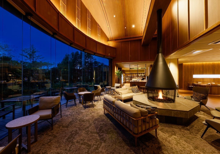 それぞれ魅力を持つ、コンセプトの異なる旅館・ホテルを運営 今回募集するのは、当社が運営する京丹後市内のコンセプトの違う旅館・ホテルの6施設。幅広い用途・世代・スタイルにお応えする「佳松苑」。日本海を一望でき、大人専用宿「佳松苑別邸ふうか」。自然の静寂と雨の多い場所ならではの美しさを持つ「雨情草庵」。海と食、京丹後すべてを体感できる「一望館はなれ櫂」。和と洋の融合した非日常空間「HOTEL＆湖邸 艸花」。2026年秋、全国的有名な水平線の夕日の絶景を誇る「一望館」が増改築リニューアルの他、2館のリニューアルも控え、新たな感動をお客様にお届けします。