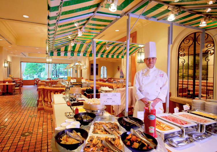 「食通たちが愛したパレス」の伝統を令和にも継承しています。 「パレスホテル立川」には、ビュッフェスタイルのレストラン、鉄板焼のレストラン、ラウンジ、日本料理、中国料理など多種多様なレストランがあります。姉妹ホテルである東京・丸の内の「パレスホテル」開業当時から受け継がれてきた伝統料理から、季節ごとにお楽しみいただける期間限定メニューなど、「食通たちが愛したパレス」と言われるパレスホテルの伝統を今も継承しています。当ホテル自慢の料理の数々をあなたの手でお客様に届けませんか？お客様を笑顔にする料理と食の空間を一緒に作っていくやりがいをぜひ実感してください。
