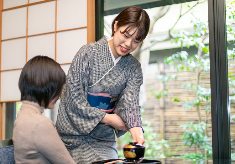 京都ブライトンホテルのおもてなし 京都ブライトンホテルのコンセプトは「大切な日に過ごしたいホテル」。私たちはお客様に「京都」を目いっぱい楽しんでいただけるよう、さまざまな宿泊プランを企画しています。たとえば伝統芸能と京の工芸に触れる旅を楽しめるプラン、五山の送り火鑑賞プランや嵐山で鵜飼を観覧できるプランなどさまざまなプランで京都ならではの体験をご提供しています。他にもプライベートガイドを付けて京都再発見の旅ができるプランや、お子様連れにも嬉しいプランなども充実しています。一緒に私たちだからご提供できる京都の魅力を伝えませんか。