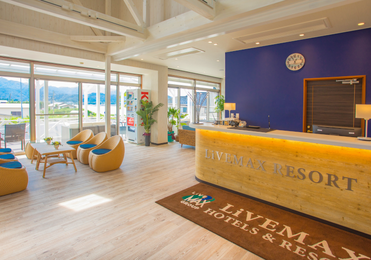 年間休日120日＆寮費無料など好待遇！長く働ける環境です。 「リゾート地での仕事に憧れはあるけれど、お休みが取れるか不安...」そんな方もご安心ください。当社では、年間休日120日を確保しており、仕事とプライベートのオンオフを切り替えてリフレッシュできる環境を整えています。社員寮の寮費は、全額会社負担（水道・光熱費別）！遠方からの移住を考えている方もスムーズに新生活を始められます。リゾート地の豊かな自然や文化に触れながら、心身ともに健やかに働いてみませんか？スタッフが心にゆとりを持ちながら、笑顔でお客様をお迎えできるよう、待遇と環境づくりを整えています。