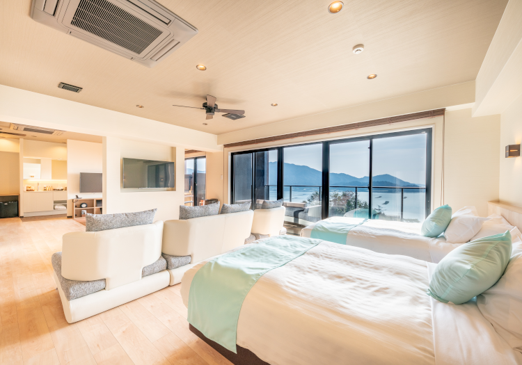 20代から30代中心に活躍中！活気に溢れた雰囲気が魅力！ 私たちの職場は、部署の垣根を越えたチームワークの良さが特徴です。スタッフ同士のコミュニケーションも活発で、20代から30代を中心に幅広い世代の仲間たちが、お客様の旅の思い出をより素敵なものにするために、日々アイデアを出し合っています。担当する業務は幅広いですが、仲間と力を合わせて目標を達成する喜びとやりがいは格別。これから入社される方にも、様々なことに挑戦し、ホテルを盛り上げる一員として活躍していただきたいと思っています。活気あるチームの一員として、あなたらしい感性を存分に発揮してください。