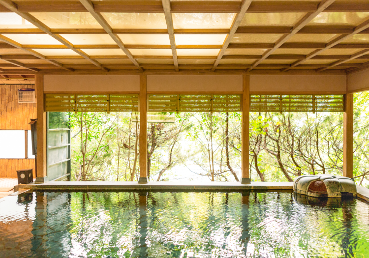 頑張りをしっかり還元。充実の待遇とキャリアアップ制度で、あなたの成長を後押し 当社では、スタッフ一人ひとりの頑張りや成長を正当に評価し、昇給や昇格という目に見える形で還元しています。他職種から転職し、未経験からスタートした先輩たちも、フットワークの軽さと強い成長意欲を持ちながら日々の業務に取り組み、着実にキャリアを築いています。サポート体制が整っているため、新しいことにチャレンジしやすいのが当社の自慢。「やってみたい！」「成長したい！」その思いと前向きな姿勢を私たちは全力で応援します。どんな方でも活躍できる環境をご用意して、共に歩んでいく仲間をお待ちしております。