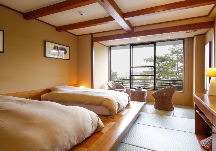 お客様と仲間に寄り添える。そんな人を求めています。 私たちは、国内外問わず幅広い地域からお客様をお迎えしています。歴史に関心のあるご夫婦やグループ旅行など、お客様の層や目的も様々です。接客スタイルは、お客様との会話を楽しみながらのおもてなし。笑顔で声をかけ合ったり、お互いに手を差し伸べ合ったりと、その姿勢はスタッフ同士のコミュニケーションにも根付いています。私たちは、お客様への接し方や、各スタッフとの関係において「人柄」が大切だと考えています。お客様や仲間の気持ちに寄り添い、歴史と伝統ある旅館で一緒に働くことの喜びを分かち合いませんか？