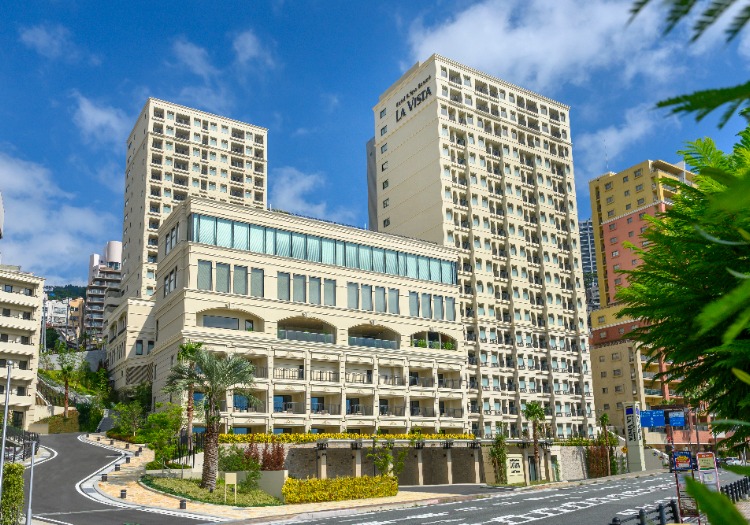 ビジネスにリゾート。築き上げてきた様々なホテルの実績 私たちはこれまで、様々なホテルの展開に注力してきました。寮の名前を継承するビジネスホテル「ドーミーイン」や、スペイン語で「眺望」を意味するリゾートホテル「ラビスタシリーズ」など、多くのお客様に愛されるホテルブランドも生まれています。ラビスタシリーズはその名の通り、絶景にこだわったホテルで、北海道から鹿児島まで、日本各地の海・山・川といった名勝地や、素晴らしい景色の都市にフォーカスしています。また、客室には大きな窓やリバービューシートが用意されており、眺めを楽しむための様々な工夫が施されています。