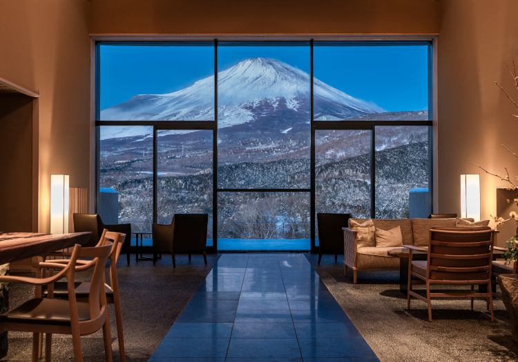 更なる発展へ、2025年夏に「GORA KADAN FUJI」をオープン 当社は事業の発展に向けて、積極的に設備投資など実施しております。2024年は東京本社に予約センターをオープンし、旅館を裏からバックアップする体制を強化しました。さらに2025年夏、第2の旅館「GORA KADAN FUJI」を静岡の地にオープン。この名前は日本を代表する山からとったもので、その大きな山の真正面という、絶好の場所に建てられた旅館です。これまで70年以上にわたって築き上げてきた「おもてなし」の歴史と誇りを胸に「強羅花壇」の名に恥じない、和の極意が詰まったおもてなしをお客様にお届けしてまいります。