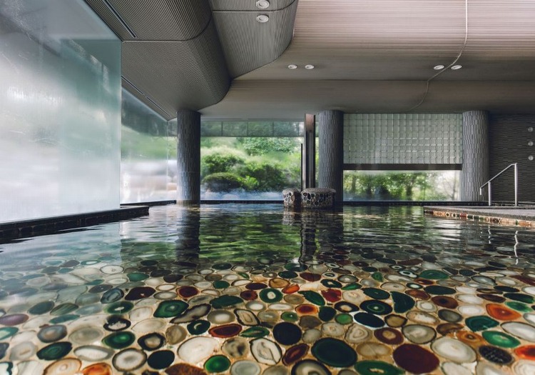 古来より日本に伝わる神話や芸術を題材にした、自慢の自家源泉 当館が建つ玉湯町は玉造のシンボル「勾玉」の材料である「めのう」が採掘できる貴重な場所でもあります。浴槽全体に青・赤・白と三色のめのうをあしらった「めのう風呂」は、当館を代表するお風呂です。青は健康長寿、赤は情熱、白は家内安全を司ります。他には、出雲神話をモチーフにしたお風呂がございます。ヤマタノオロチを退治した際にスサノオノミコトが手に入れた剣をイメージした「神話の湯」や、アマテラスオオミカミが隠れたとされる洞窟「天岩戸」がテーマの「女神の湯」があり、それぞれ岩風呂や露天風呂が楽しめます。