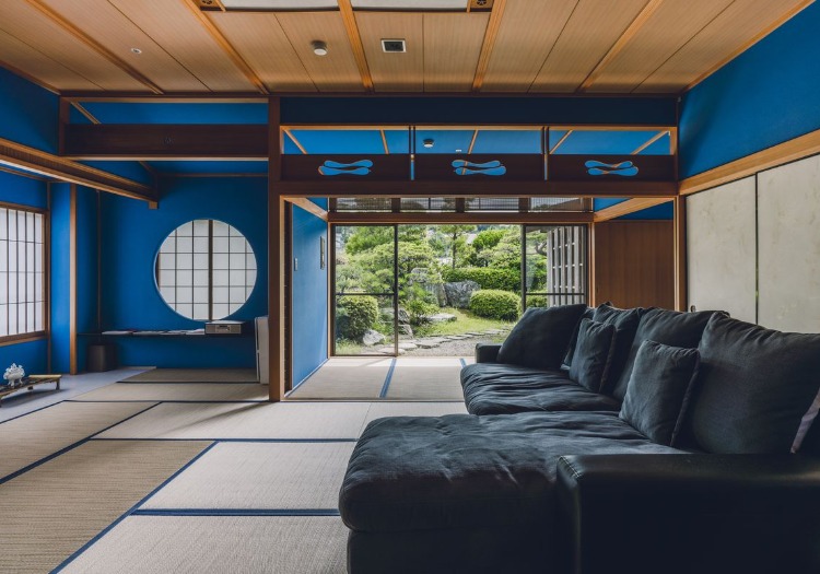 様々なコンセプトのお部屋が、お客様だけのやすらぎを叶える 当館では色々なコンセプトに沿った様々なお部屋をご用意しており、お客様にとって最適なひとときを実現いたします。まず当館自慢のお部屋「出雲-IZUMO-」は、12.5畳の和室に8畳のベッドルーム、パワーストーンの「めのう」を敷き詰めた露天風呂をご用意しております。また、美顔器など女性のニーズにお応えしたレディースルームや、お子様向けの設備・アメニティを揃えたキッズルーム、そして100インチのスクリーンを備えたホームシアタールームなど、和の装いを残しながらも彩りを加えた魅力的な客室を揃えております。
