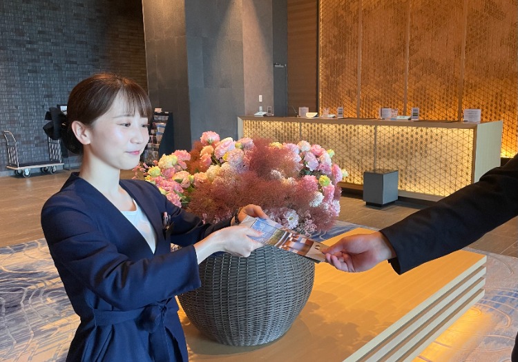 心温まるおもてなしで、常にお客様の期待を超える体験を届ける 「私たちは、お客様との出会いに感謝して、いつも変わらぬ自然な笑顔でお迎えし、『心温まるおもてなし』で最高の満足と感動をお届けします」。それが、私たちの経営理念です。心を通わせた接客サービス、真心を込めた料理、居心地のよい空間。これらを総合して、お客様へ満足と感動をお届けしています。社風としては親しみやすく、1人1人の意見を大切にする雰囲気。お客様にとって最高のサービスをご提供することを常に考えており、雇用形態や立場に関わらず意見を言い合える環境で、考えやアイデアを即座に実行に移せる風土です。
