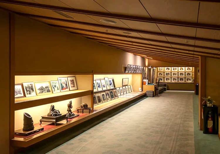有名作家や、名勝負を繰り広げる棋士など、各界の著名人が来館！ 中央本線「甲府駅」より車で10～15分ほど、情緒豊かな日本庭園を備えた、格調高い純日本旅館「常磐ホテル」。西館の客室から大浴場に向う途中にあるギャラリーには、皇族のご来館の歴史や作家・井伏鱒二氏の貴重な写真なども展示。また、当館で開催された囲碁将棋タイトル戦の写真や資料を展示した「名人の小径（こみち）」など、90年以上の長きにわたって時代と共に歩んできた当館ならではの歴史の深みを随所に感じられます。100年目のその先も続いていくこの宿の歴史を、私たちと一緒につくっていきませんか？