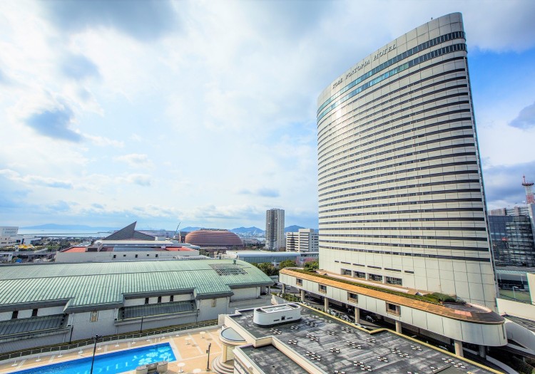 40年以上神戸の街を見守ってきたシティホテルです。 神戸ポートピアホテルがあるのは神戸港内の人工島。当ホテルは豪華客船をイメージした楕円形の建物からなっており、その姿・形はポートアイランドのランドマークとも言われています。ホテル内には大小さまざまな36の宴会場やバンケットをご用意しており、ご旅行だけではなくビジネスやウエディングなどさまざまな目的でご利用いただいています。客室は全746室。デイユースやロングステイなど幅広くご利用いただくことが可能です。40年以上もの歴史あるシティホテルだからこそ提供できるサービスがあると自負しています。