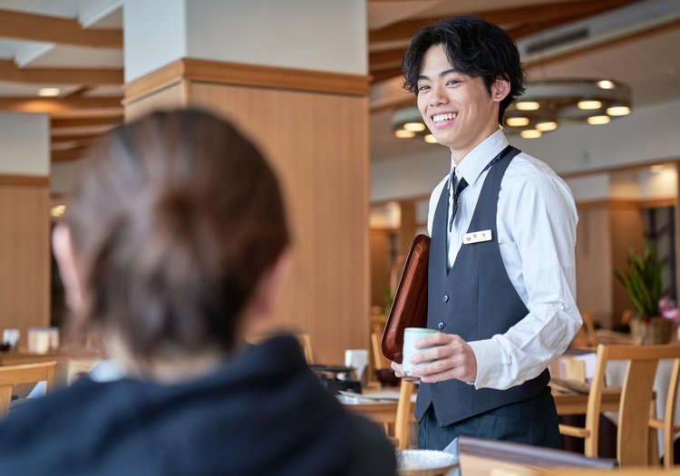 前職は大工や電機店など、さまざま。未経験から活躍するスタッフが多数います 蔵王カンパニーでは、旅館やホテルでの仕事が初めての方も多く活躍しています。入社後は新入社員研修でビジネスマナーや会社のルールを学び、半年後のフォローアップ研修で振り返りを行ないます。部署ごとの職種別研修もあるため、基本から一つずつ身につけられます。幅広い年齢層のスタッフが在籍し、相談しやすい環境です。接客経験のある方は、コミュニケーション力やホスピタリティを存分に活かせます。お客様に喜んでいただくことが好きな方、仲間を尊重して協力しながら働ける方のご応募を心よりお待ちしています。
