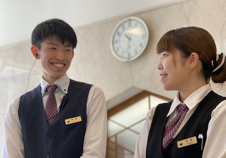 「全ての人の幸せを創り出す」。お客様と社員、両方の笑顔を大切にしています 私たちの企業理念は「蔵王の魅力あふれる最高の商品を提供し、全ての人の幸せを創り出す」こと。お客様に幸せな時間を届けると同時に、従業員を物心両面で幸せにすることを大切にしています。より良い商品で業績を伸ばし、その成果を社員に還元するため、2022年以降もベースアップや中抜け手当・旅行補助手当の新設、物価高に対応した特別賞与の支給、社員寮の新築、資格取得支援制度の新設など、働く環境づくりを続けてきました。役員が主体となり、社員が安心してやりがいを持って働ける職場づくりに力を注いでいます。
