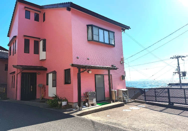 寮費・光熱費・賄い3食すべてが無料の個室寮をご用意しています お仕事を探すにあたって、ちょうど良い環境に住む場所が見つかるかどうかは大きな問題だと思います。当社は寮費・光熱費・賄い3食すべてが無料、Wi-Fiも完備の個室寮を宿から徒歩5分の場所にご用意していますので、住む場所の心配がないことはもちろん、転職に伴う出費や月々の固定費も抑えることが可能です。天然温泉にも入り放題のため、働きながらお肌のケアもできますよ。福利厚生を充実させ、昇給・賞与などであなたの頑張りもきちんと評価。休日のご相談にも応じますので、一緒にあなたに合った働き方を見つけましょう。