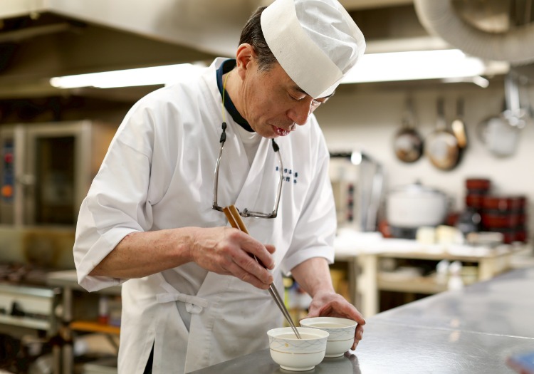 長く安定して働ける環境で、将来のビジョンも描きませんか この度お迎えする皆さんには、長く当社で活躍してほしいと考えています。まずは宿のことや伊根町のことを知っていただき、気持ち良くのびのび働いてほしいとの思いから、職場見学を随時受付。また、当社は京都府が取り組んでいる「子育て環境日本一に向けた職場づくり行動宣言」に参画した企業として、子育てしやすい職場づくりにも注力しています。実際、20代10人／30代15人／40代15人／50代以上20人と、幅広い年代の方が活躍中！お仕事は実践の中で少しずつ覚えることができますので、未経験の方もぜひご応募ください。