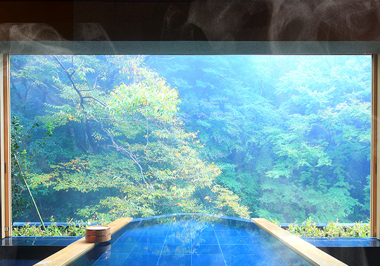 コンセプトは「邑（むら）をつくる」。 私たちが目指すのは、「高級旅館」という言葉では、その魅力を伝えきれない、「本当に良いもの」を知るお客様に、心からご満足いただける時と空間をご提供する邑（むら）をつくり、育てること。自宅へ大切な方をお招きするように、設えは華美ではなくシンプルモダン、丁寧な中にもお客様をご家族のように温かくお迎えし、お一人お一人に寄り添ったサービスでおもてなししたいと考えています。サービスマニュアルは存在しない、お客様にお一人お一人に合わせたオーダーメイドのおもてなしで、お客様を笑顔にしませんか？