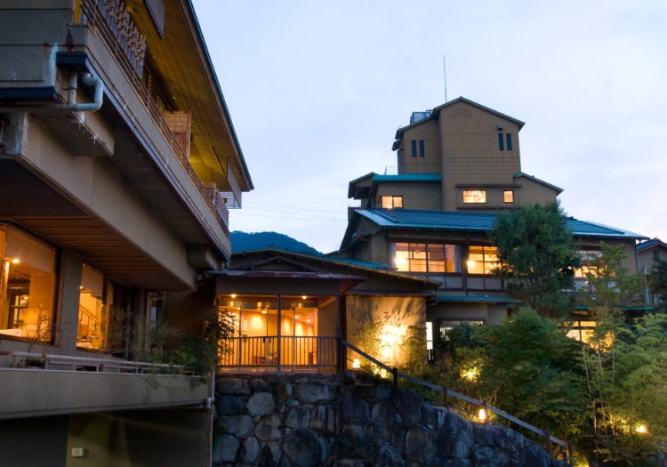 株式会社華野 1956年創業！客室、温泉、料理など「和」の趣を徹底的に追求した神戸の高級旅館