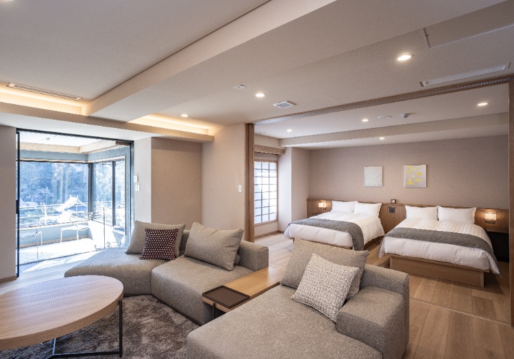 花とアートを添えて。静寂を楽しむ「大人の隠れ家」を提供 「高山荘 華野」の館内や客室には調度品をはじめ、花や古美術、現代アートが並べられており、その光景は美術館を連想させます。花は「なげいれ」にこだわり、植物が持つ自然な美しさを表現しています。また、2022年から2025年にかけて毎年スイートルームを新設しており、特に2025年1月新設の「大山蓮華」は、数寄屋造りの名匠が手がけたデザインで、広々とした客室は100平米を誇ります。ソファやベッドは国際ハイブランドの最新モデルを使用しているほか、浴室は2種類の温泉「金泉・銀泉」をご用意しております。